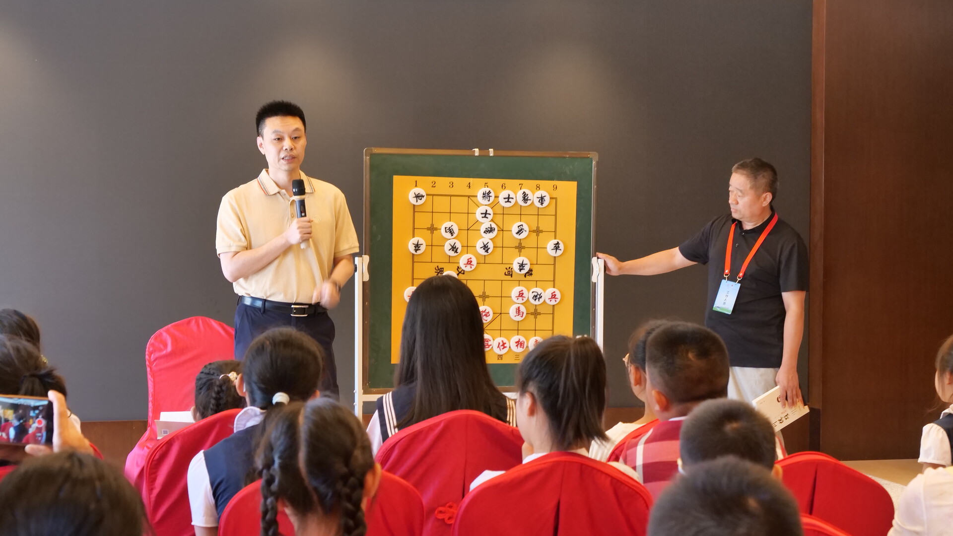 象棋大师许银川走进桑植 以棋为媒传承红色基因