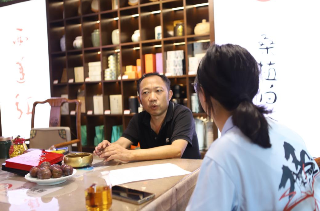 湖南師范大學(xué)學(xué)子對(duì)話桑植非遺傳承人 尋跡千年白茶香