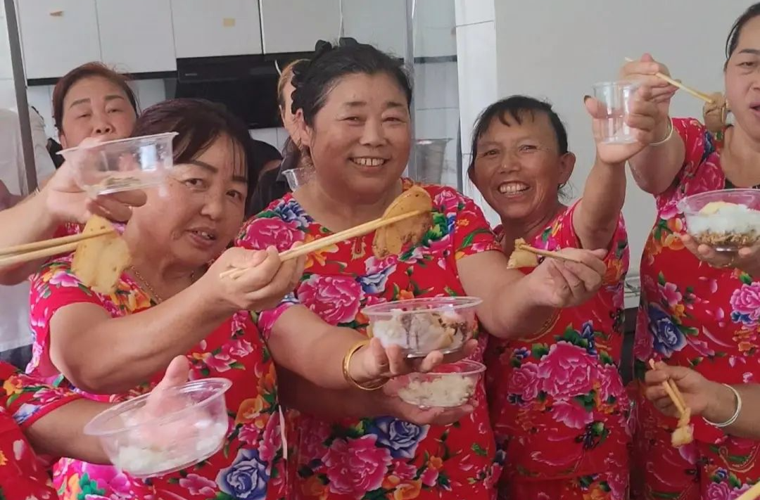 廖家村鎮(zhèn)四村聯(lián)手整“慶功宴” 村BA殺豬飯吃得歡
