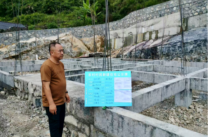 八大公山鎮(zhèn)：送牌到家暖民心 陽光建房守規(guī)范