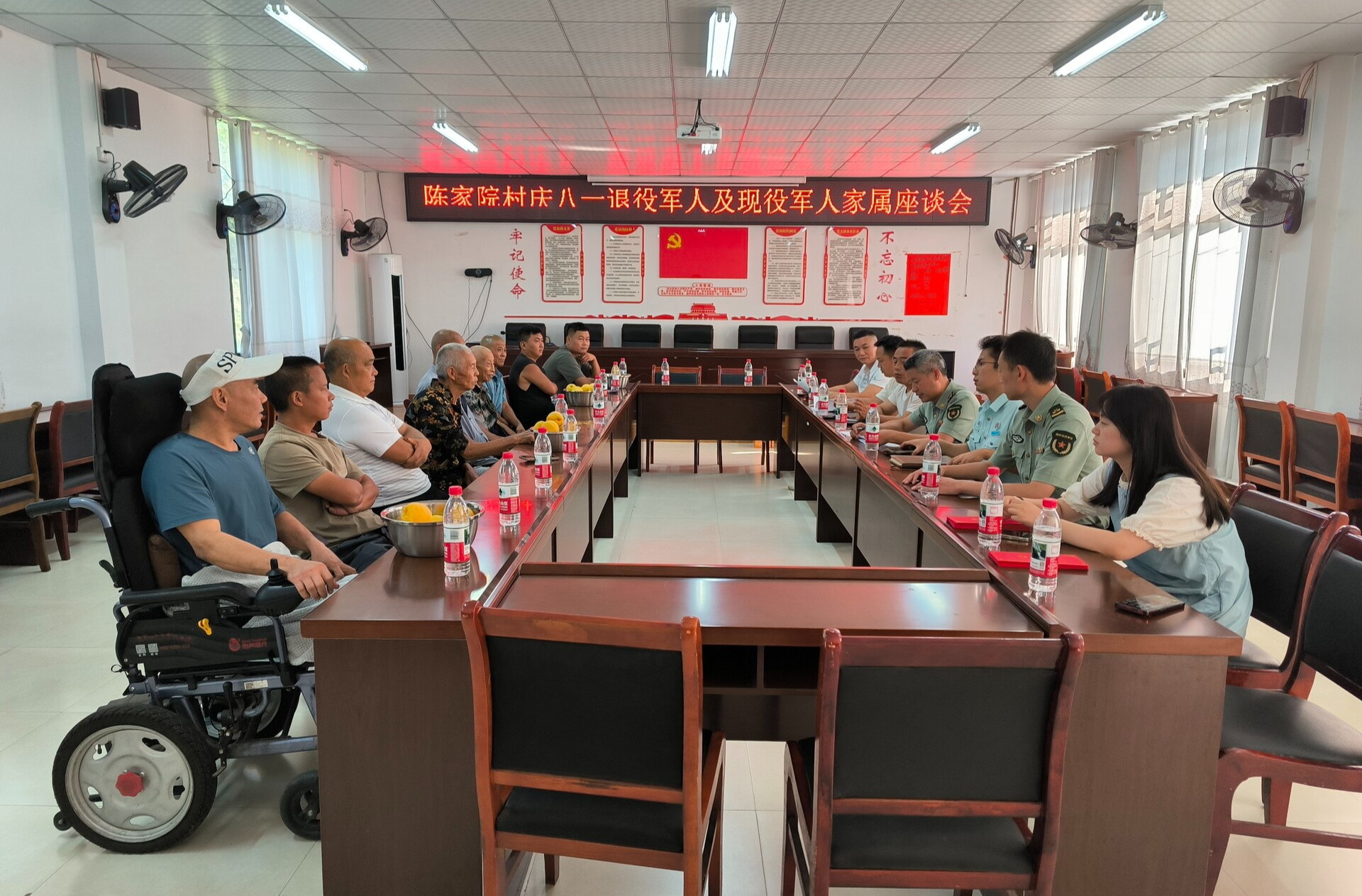 洪家關(guān)白族鄉(xiāng)陳家院村開展“八一”建軍節(jié)慰問活動(dòng)