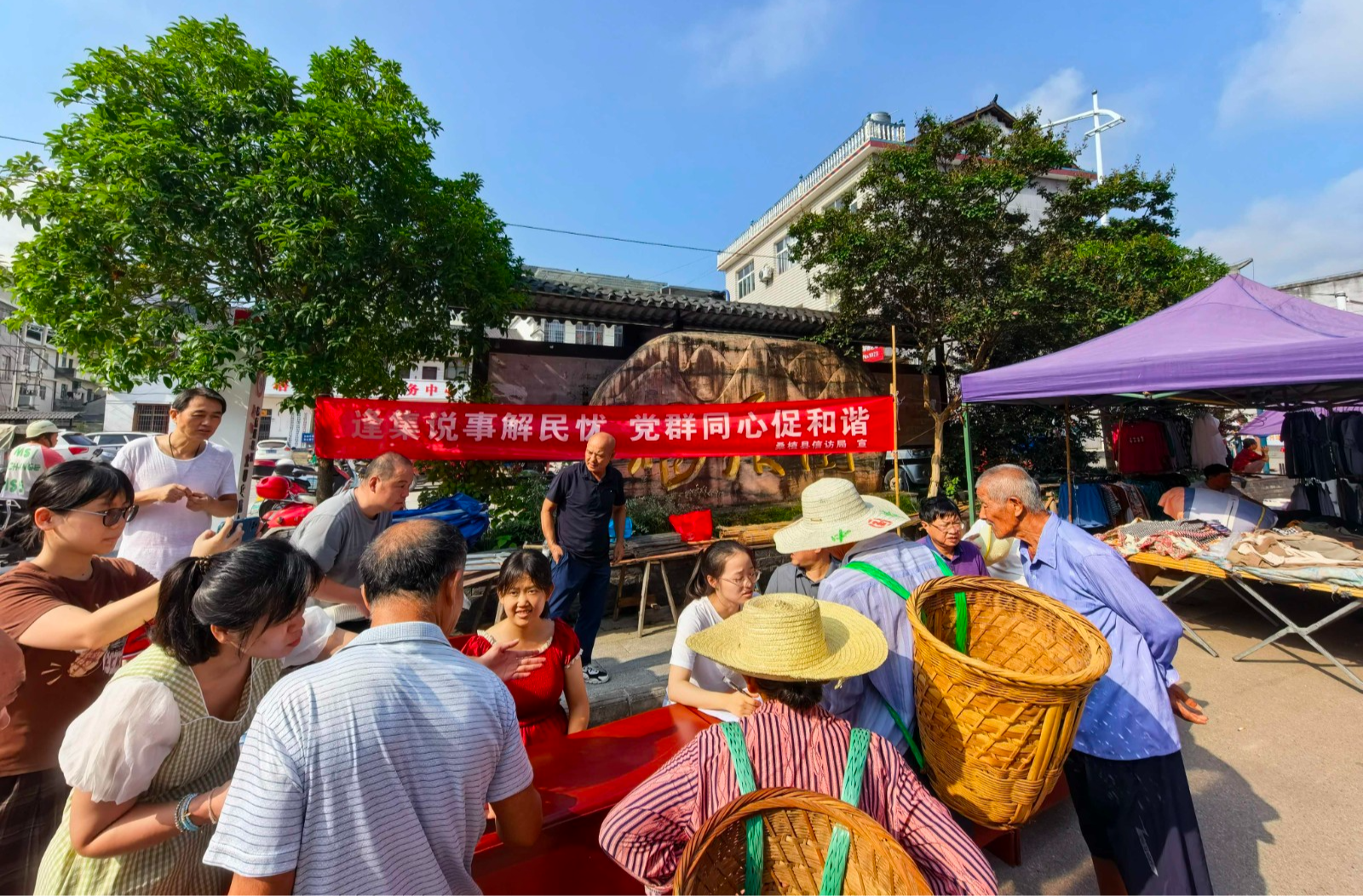 縣信訪局組織開展“逢集說事”解民憂活動(dòng)