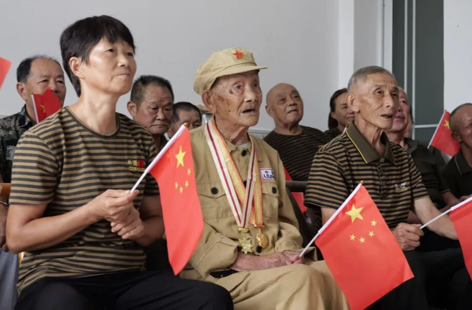 101岁抗美援朝老兵观礼：现在哪个国家都不敢欺负我们了！