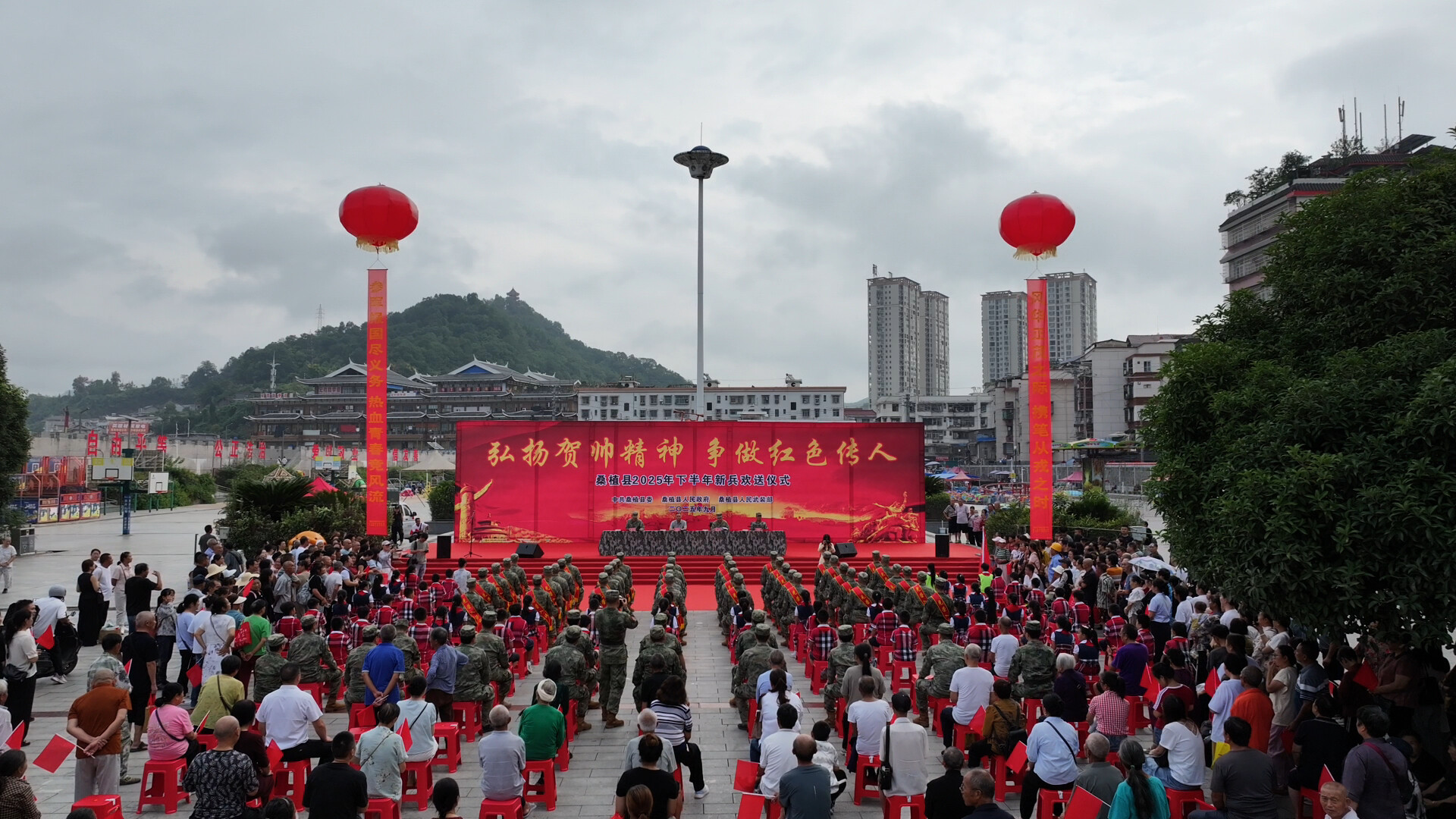 身披戎装胸佩红花！桑植41名新兵奔赴军营