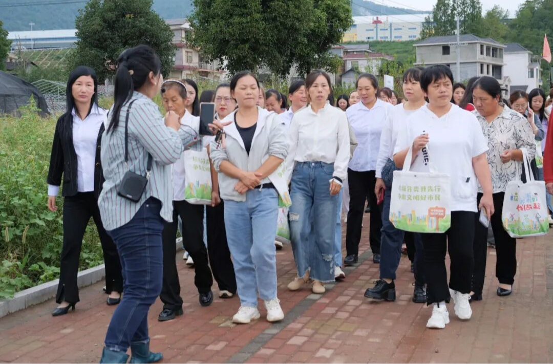 乡村振兴添“她”力 巾帼培训班开展实地调研