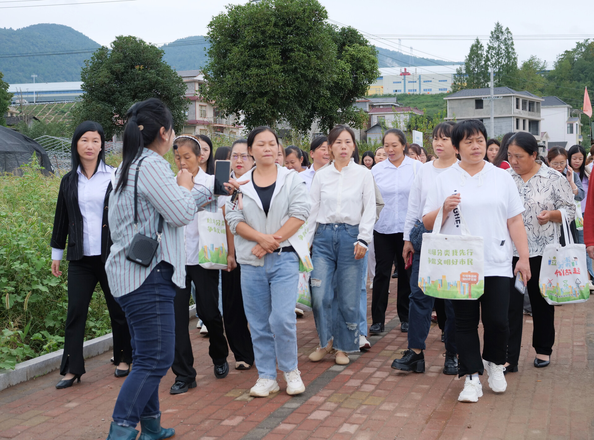 乡村振兴添“她”力 巾帼培训班开展实地调研