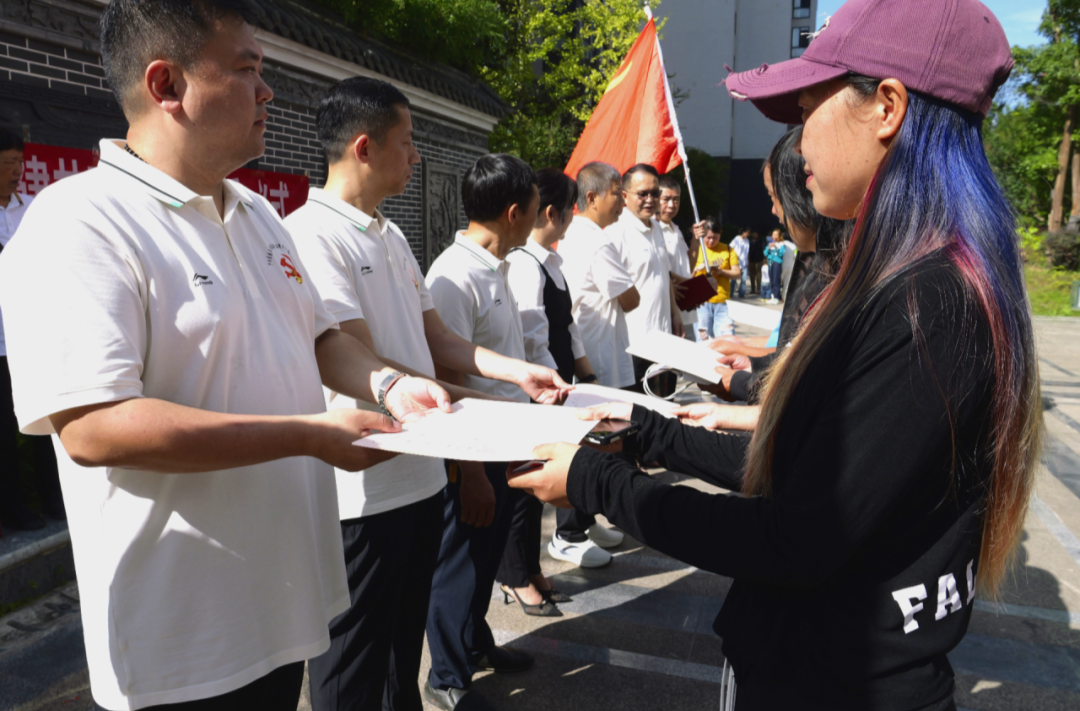 服务沉下去 民心暖起来：县自然资源局事业党支部进小区现场发证