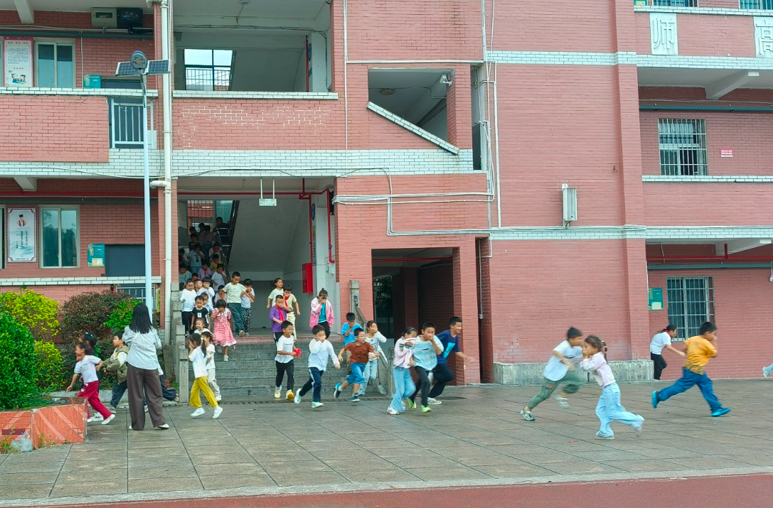 利福塔小学开展消防疏散演练 筑牢校园安全防线