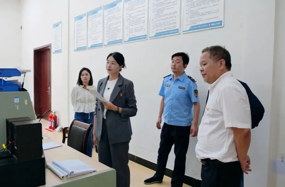 唐妙玲带队开展国庆、中秋节前市场监管领域安全检查