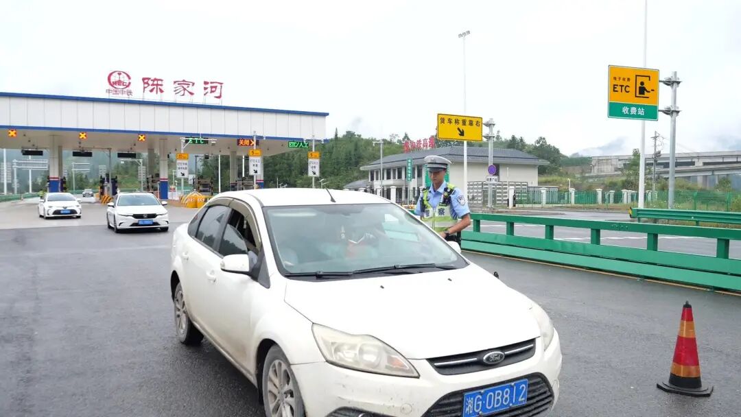 桑龙高速迎来首个“大考” 高速交警值守力保平安畅通