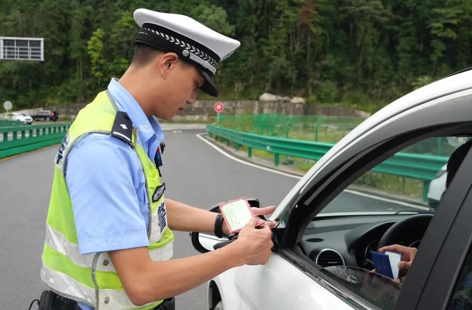 桑龙高速迎来首个“大考” 高速交警值守力保平安畅通