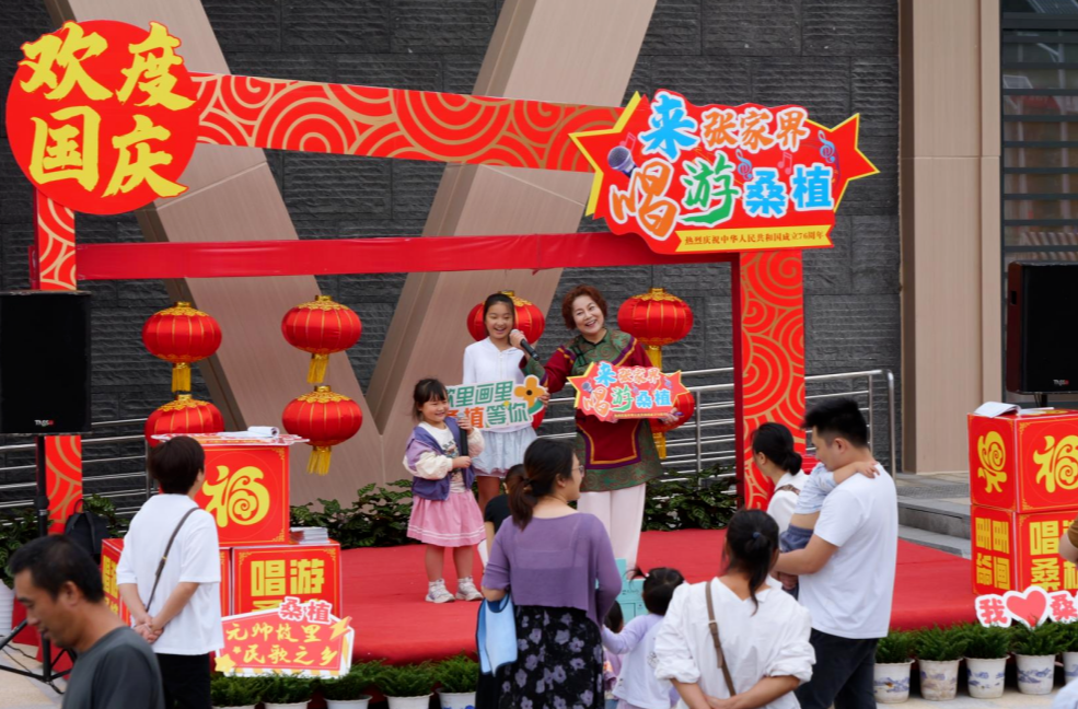 服务区变文旅“会客厅” 高速通车点亮假日新景