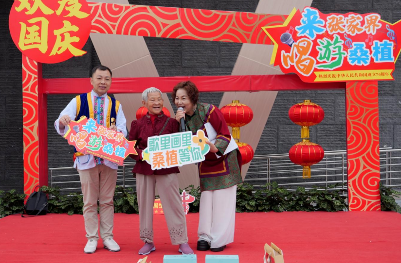 桑植服务区变文旅“会客厅” 高速通车点亮假日新景