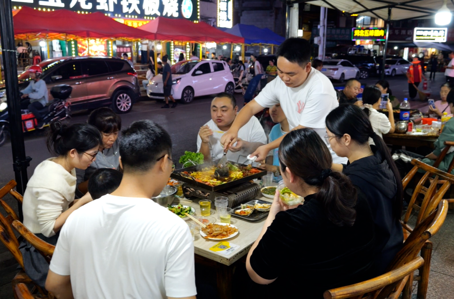 桑植夜市升腾“烟火气” 假期“夜经济”持续升温