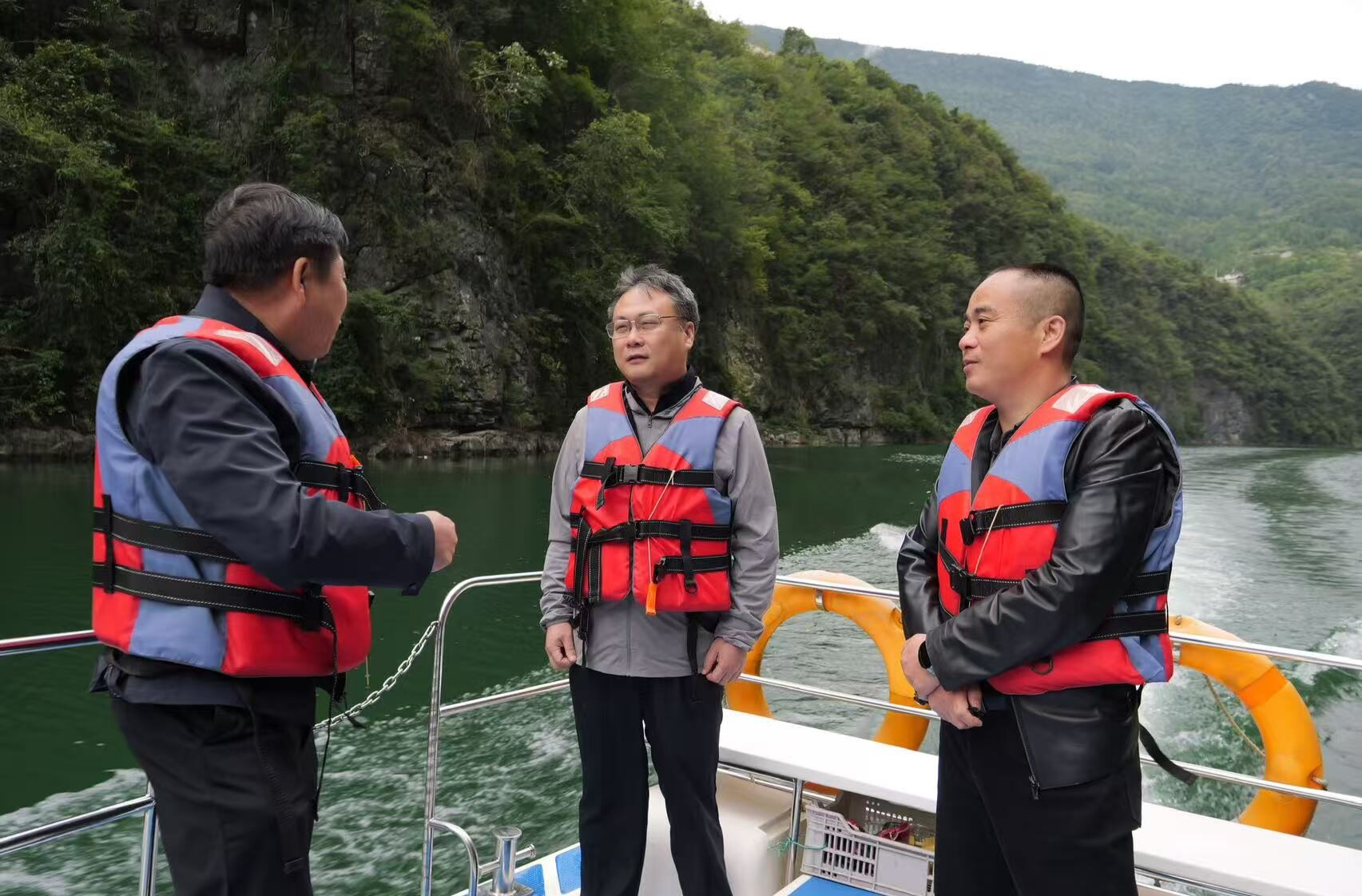 曹飞到人潮溪镇调研近期重点工作