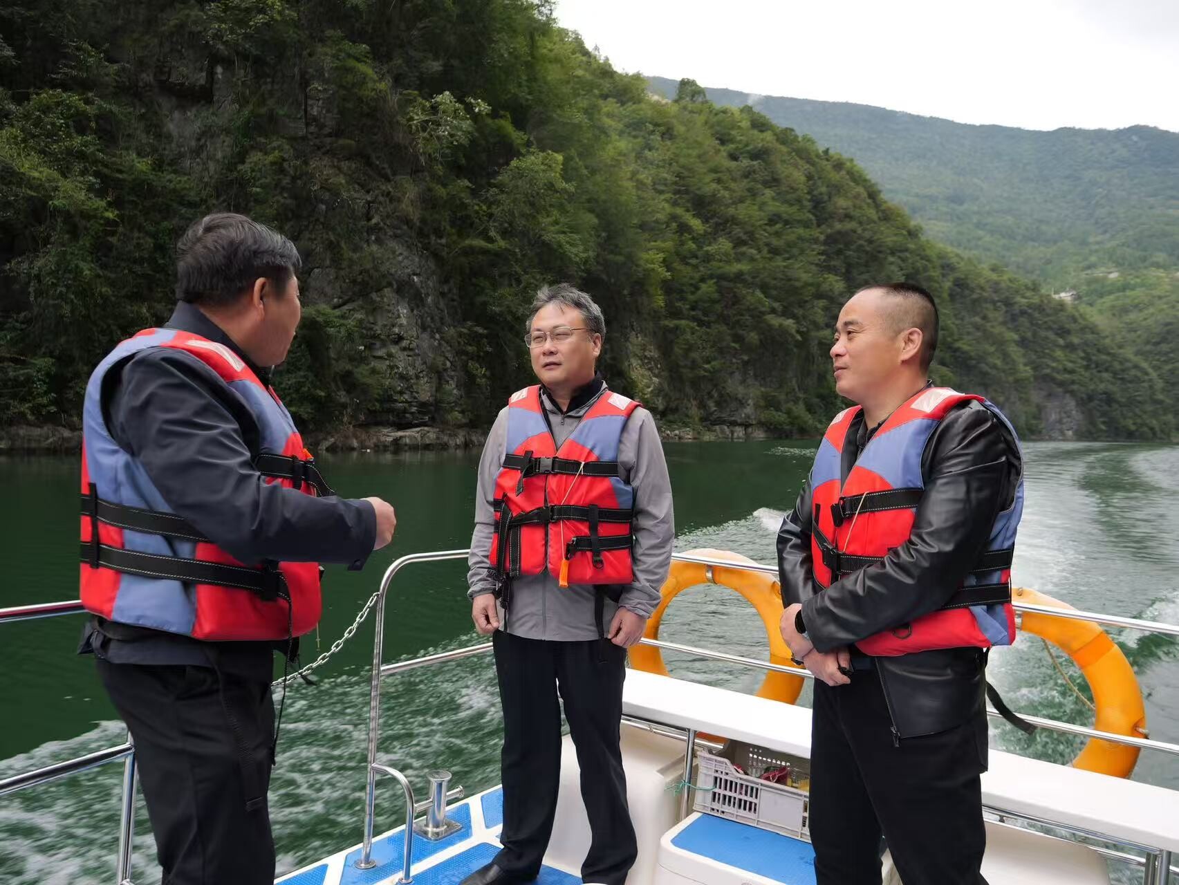 曹飞到人潮溪镇调研近期重点工作