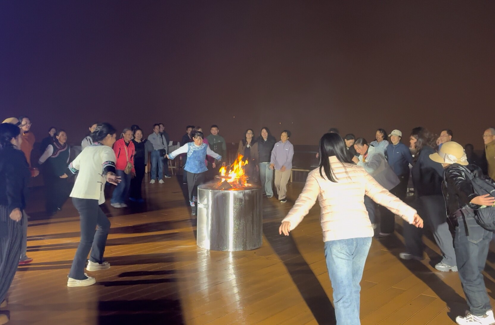 首批香港游客夜宿阿巴砦 篝火云海间感受桑植魅力