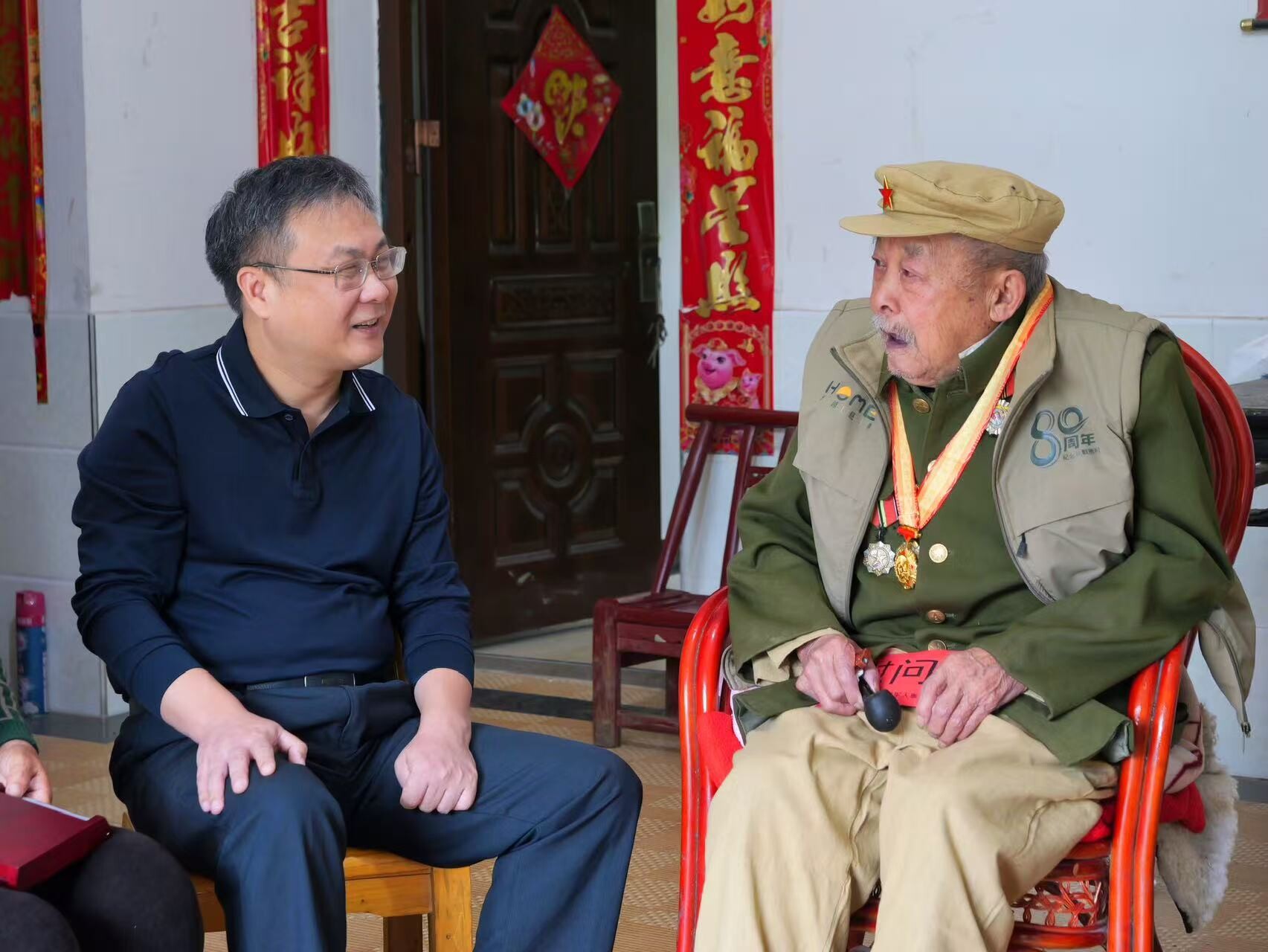 曹飞走访慰问抗战老战士