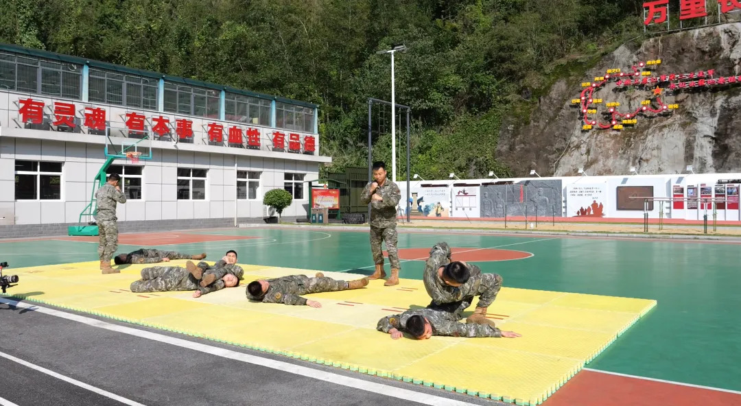 走进军营淬炼青春 贺龙中学国防班赴武警桑植中队开展研学活动
