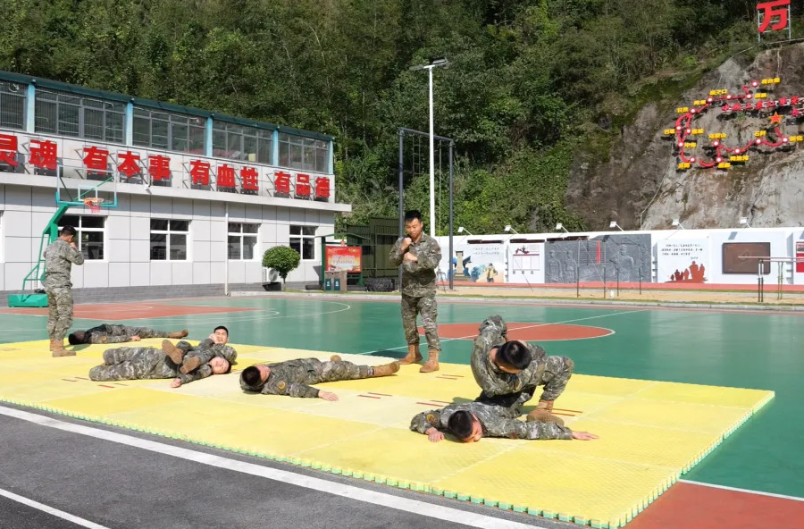 走进军营淬炼青春 贺龙中学国防班赴武警桑植中队开展研学活动