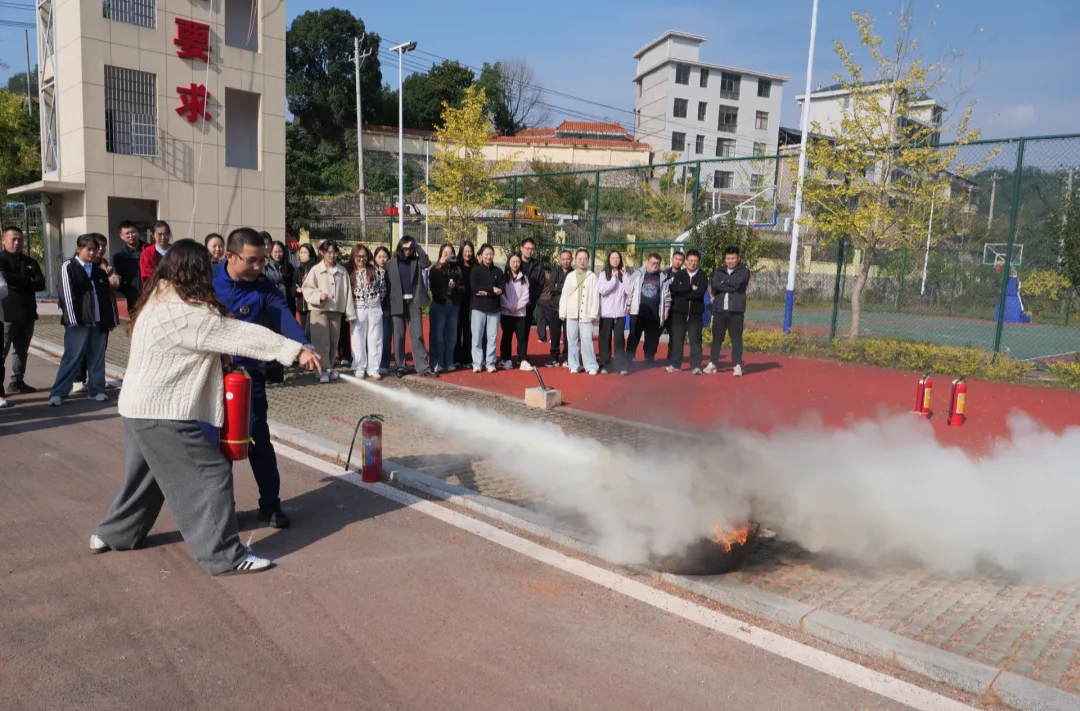 桑植县第28期中青年干部培训班学员开展消防培训