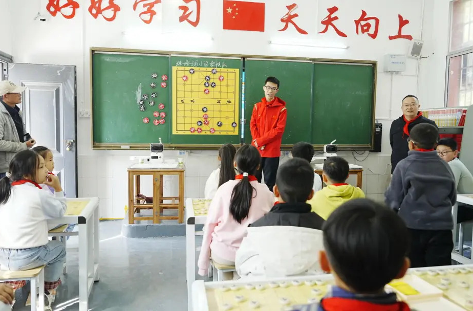 “奔跑吧·少年”2025全国象棋校际联赛走进瑞塔铺小学