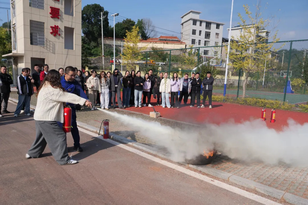 桑植县第28期中青年干部培训班学员开展消防培训