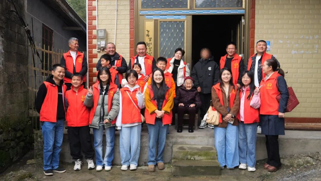 张家界爱心人士定向帮扶 为困境学子送温暖