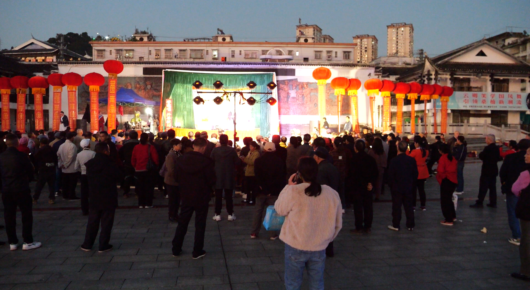 重阳敬老传温情 汉戏义演扬正气——桑植汉戏《秦香莲》在民歌广场倾情上演