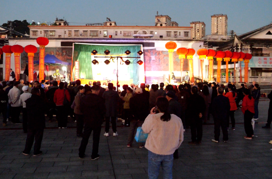 重阳敬老传温情 汉戏义演扬正气——桑植汉戏《秦香莲》在民歌广场倾情上演