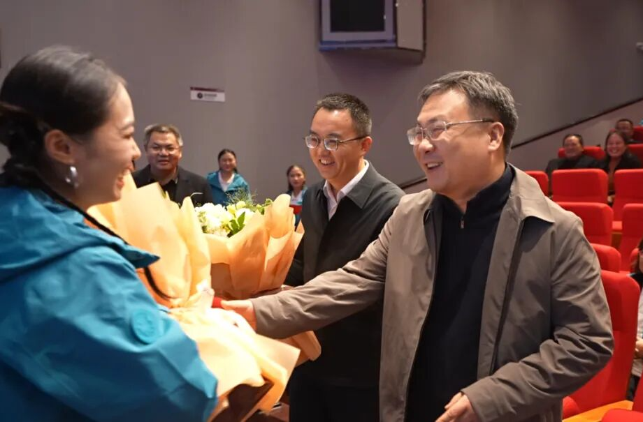 庆祝第26个中国记者节 曹飞亲切寄语新闻工作者