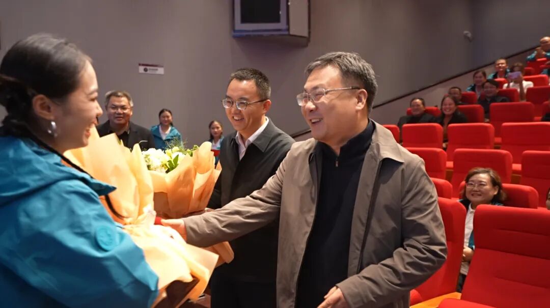 庆祝第26个中国记者节 曹飞亲切寄语新闻工作者