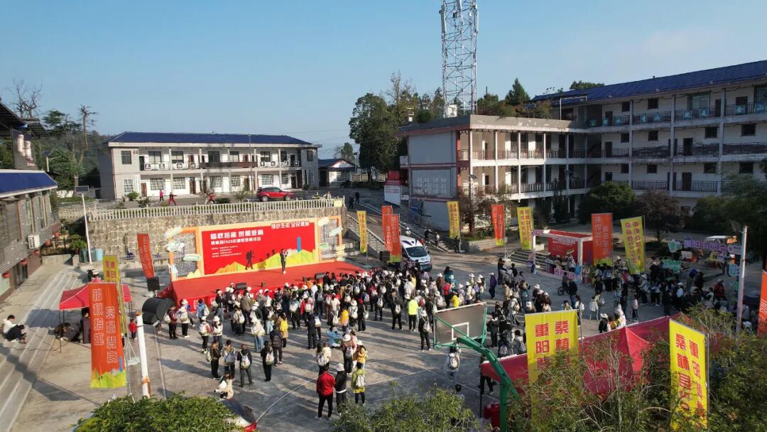 400余名市民登高踏秋 共赏西界秋日美景