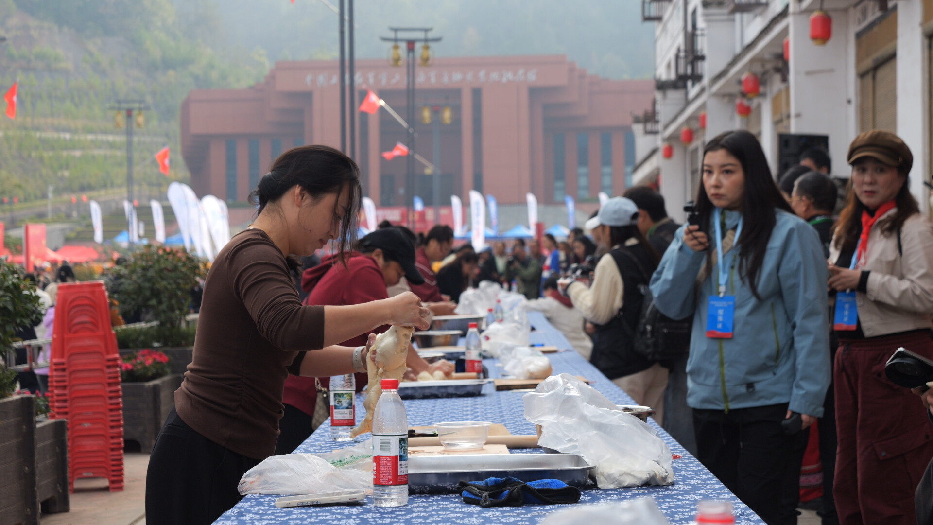 千人饺子宴热闹开席！看他们如何“包”揽欢乐