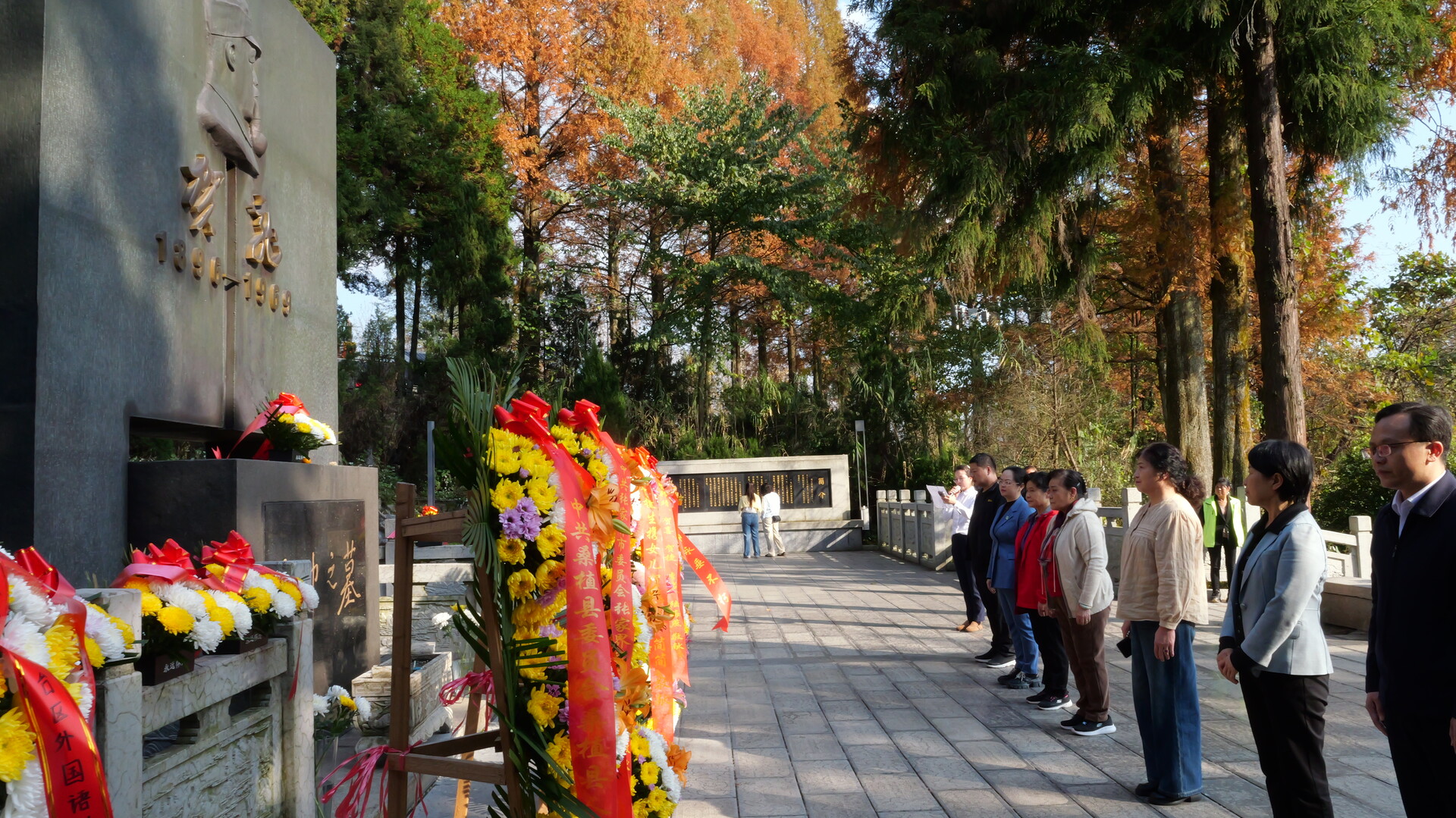 贺来毅一行赴武陵源区祭拜缅怀贺龙元帅