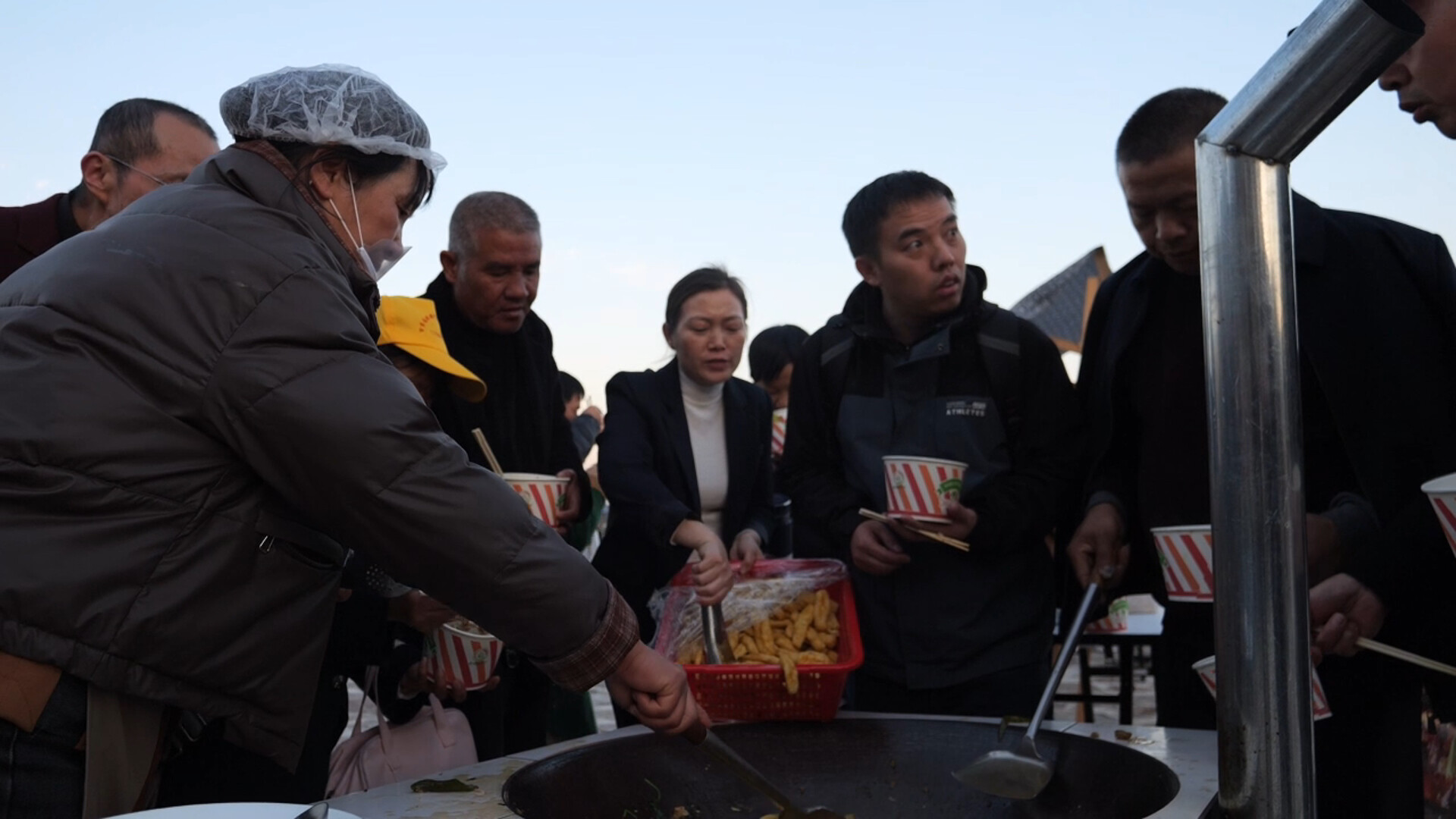 千人旅游团齐聚阿巴砦 篝火晚会醉游人