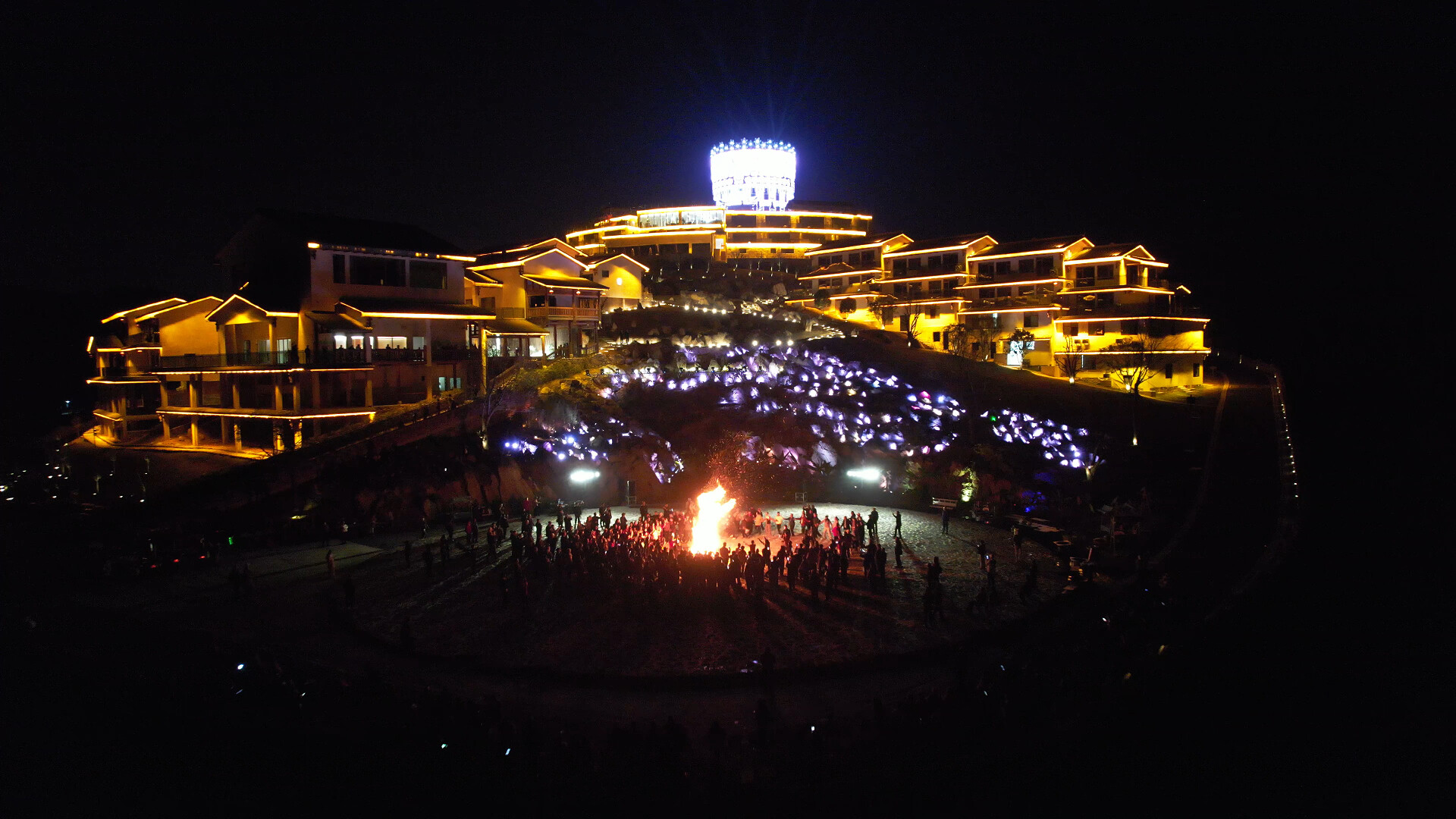 千人旅游团齐聚阿巴砦 篝火晚会醉游人