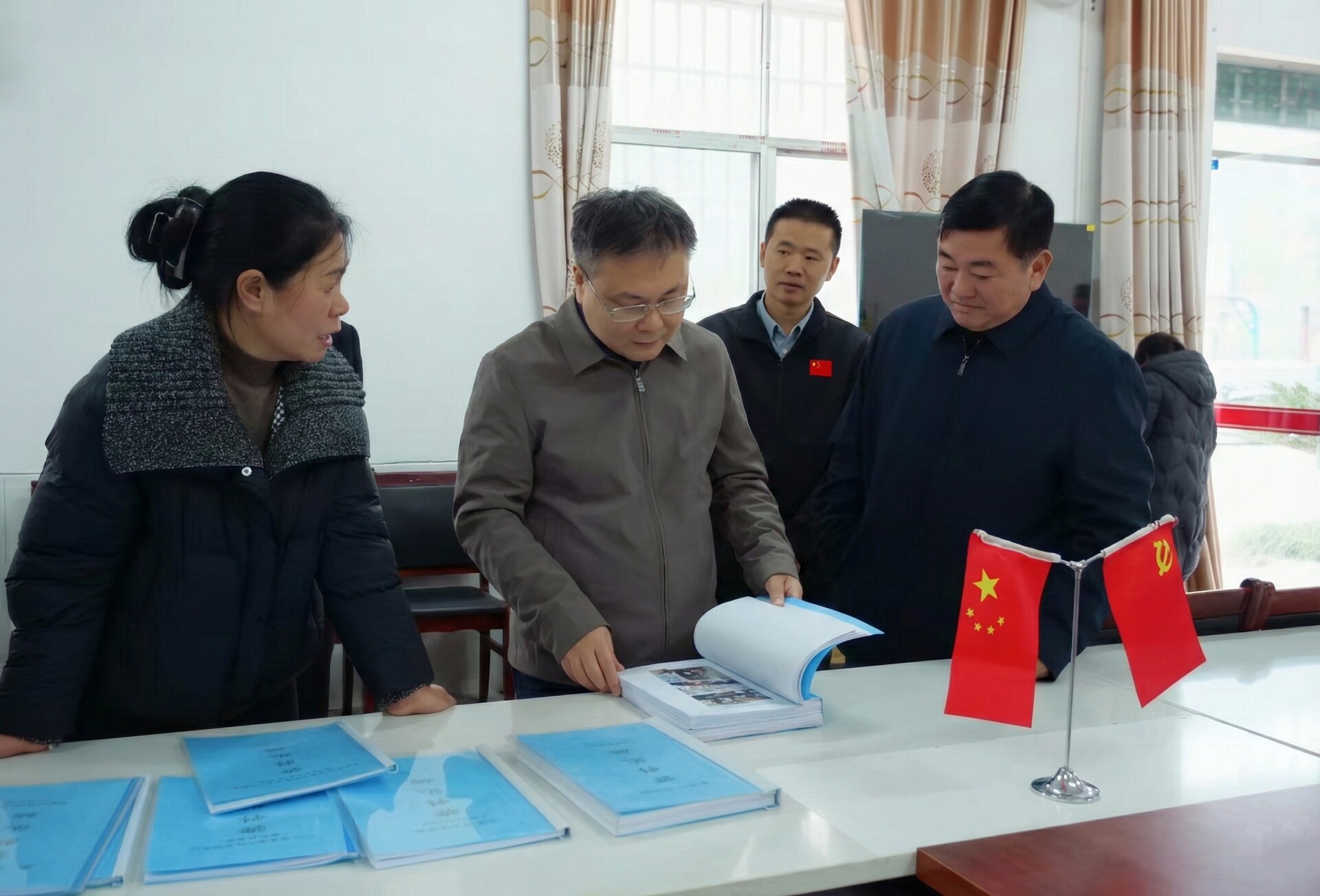 曹飞到官地坪镇调研