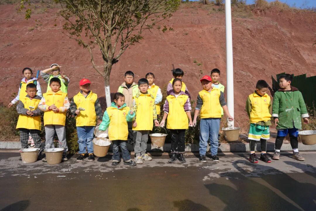 图片新闻 | 桑植县：“公益小天使”为小树穿上过冬“白棉衣”