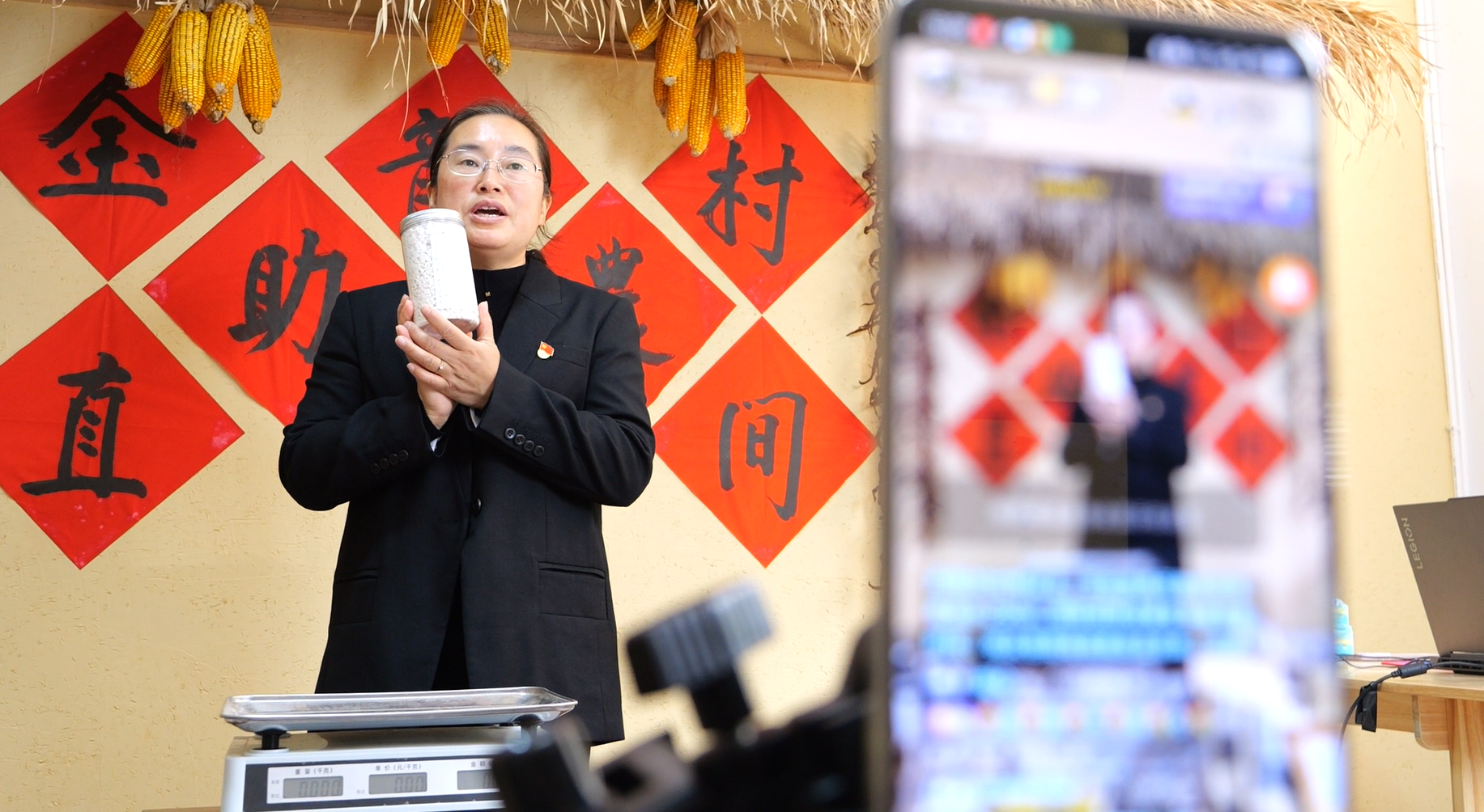 风采依旧丨候红艳和她的“云端集市”