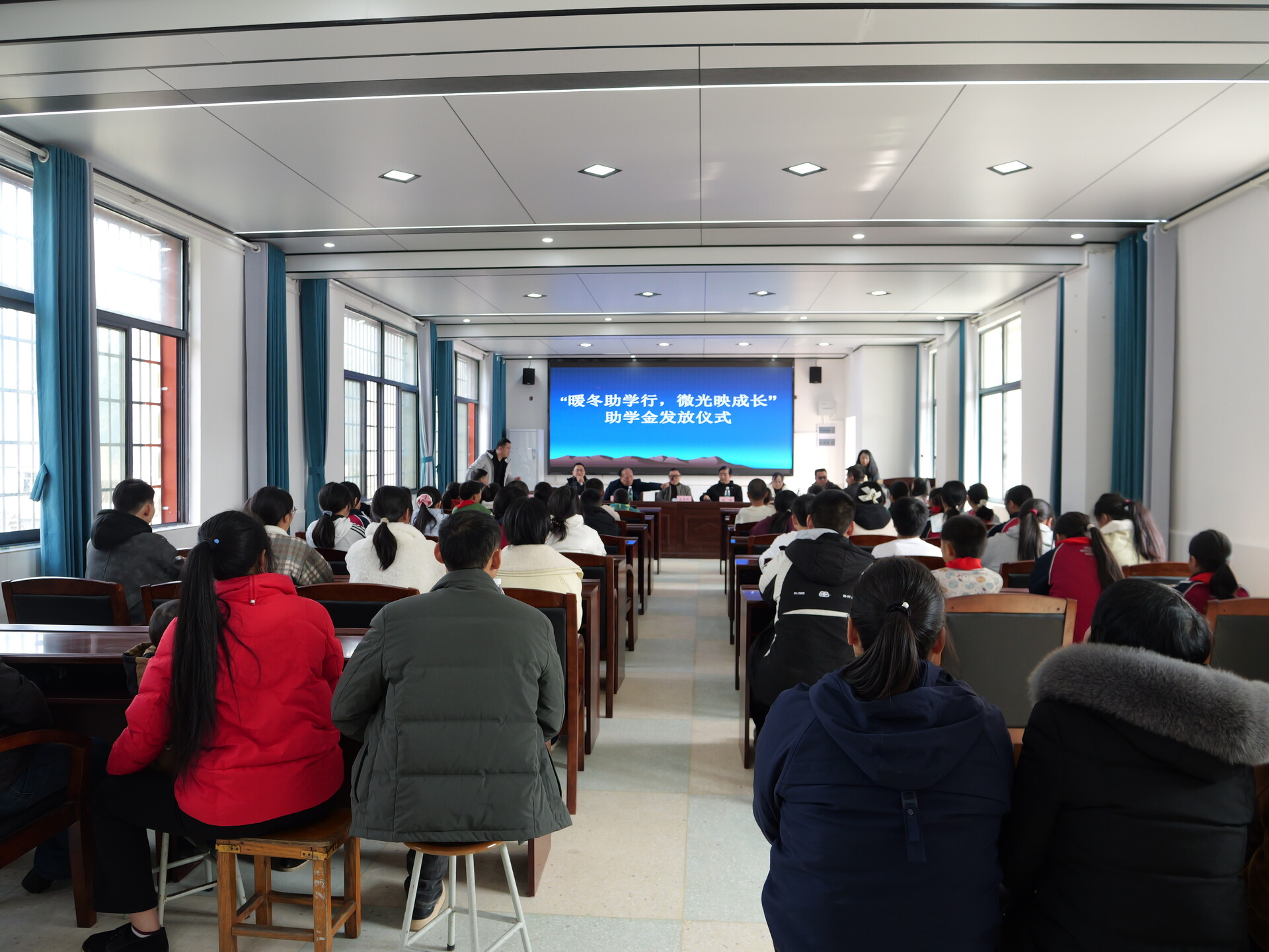 市、县关工委联合开展“暖冬助学行·微光映成长”助学送温暖活动