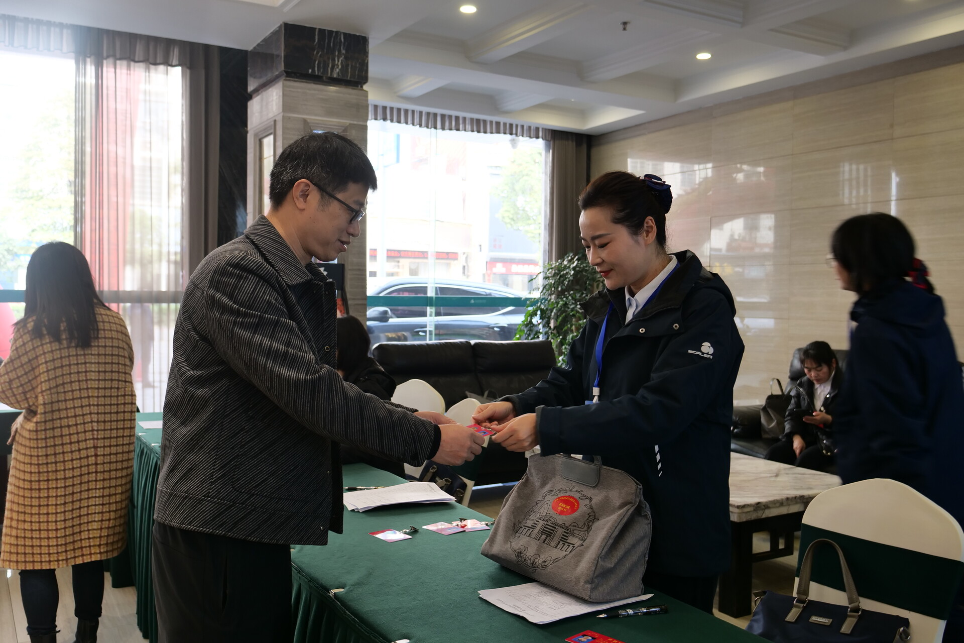 聚焦两会丨桑植县进入两会时间：人大代表、政协委员满怀热情向大会报到