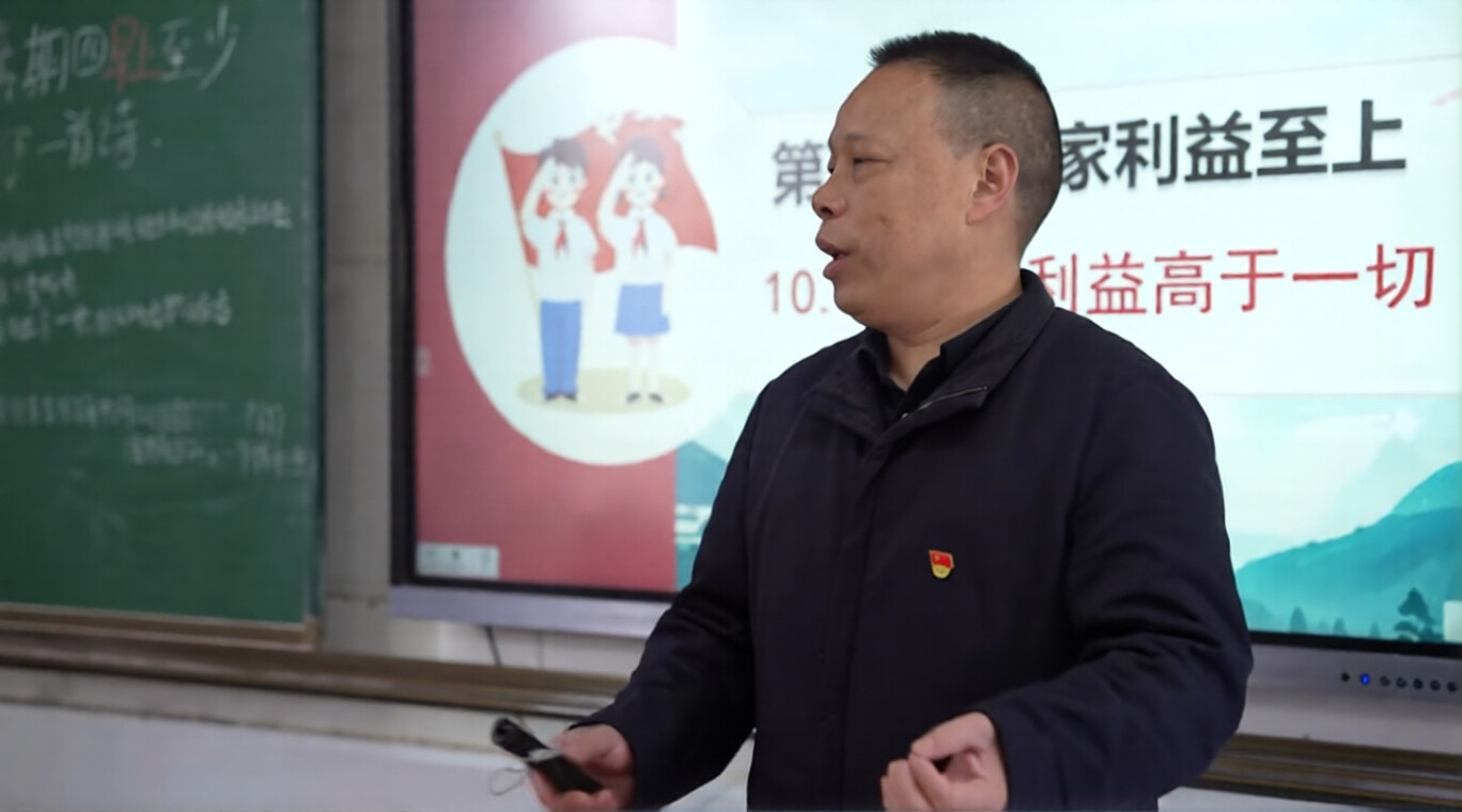 市道德模范事迹展播｜张盈富：二十六载耕耘 以教育大爱点亮学生成长路