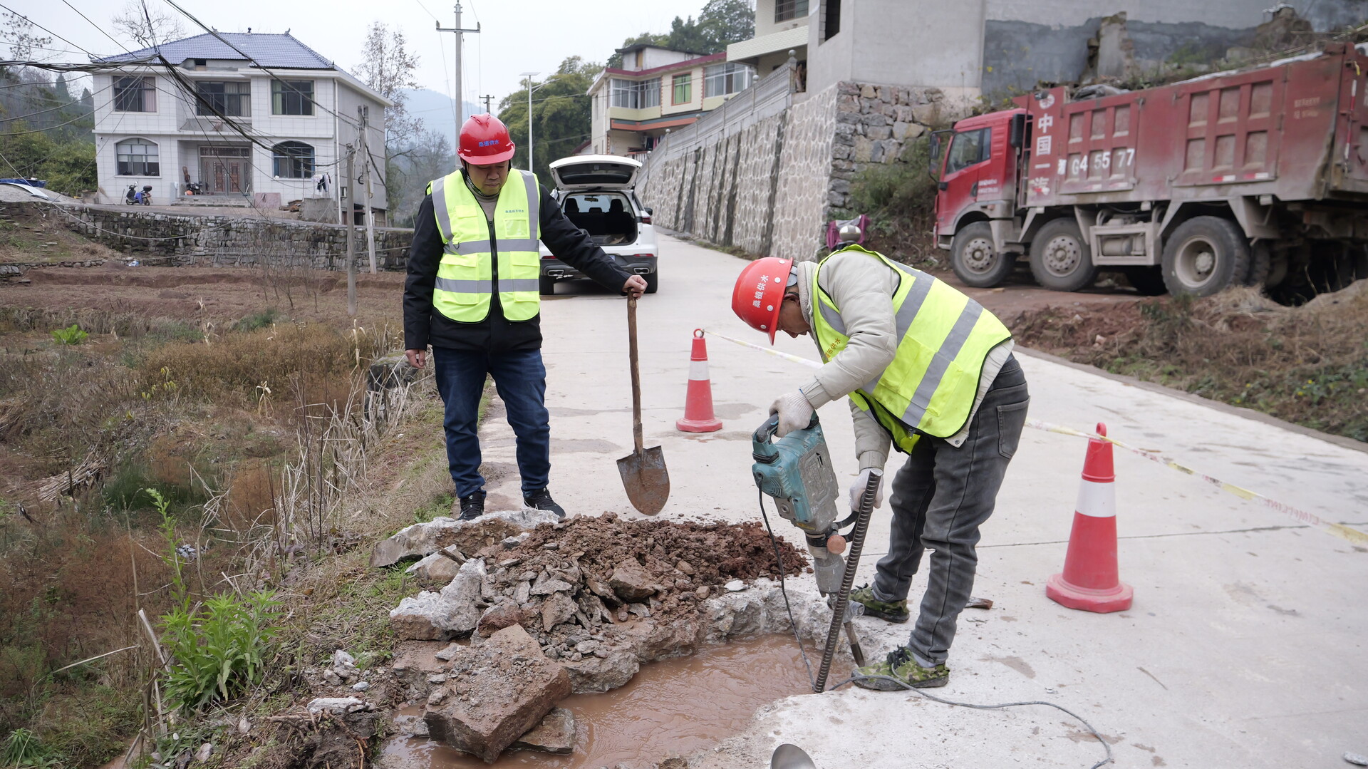 县城市供水有限公司：迎寒潮抢修破裂主管