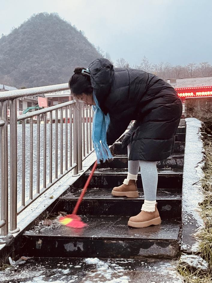 八大公山小学：雪未停，课未停，求学路不中断！