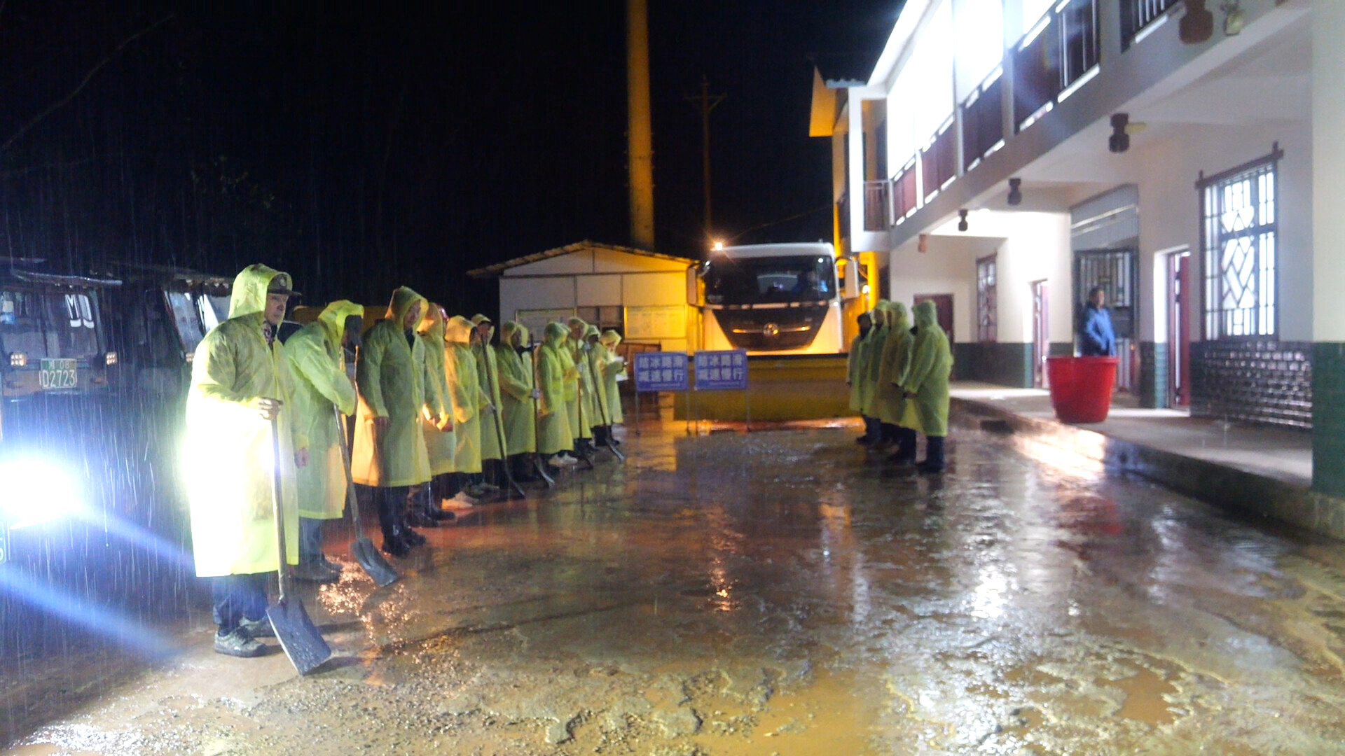 以雪为令 桑植城管全力保障低温雨雪冰冻天气出行安全