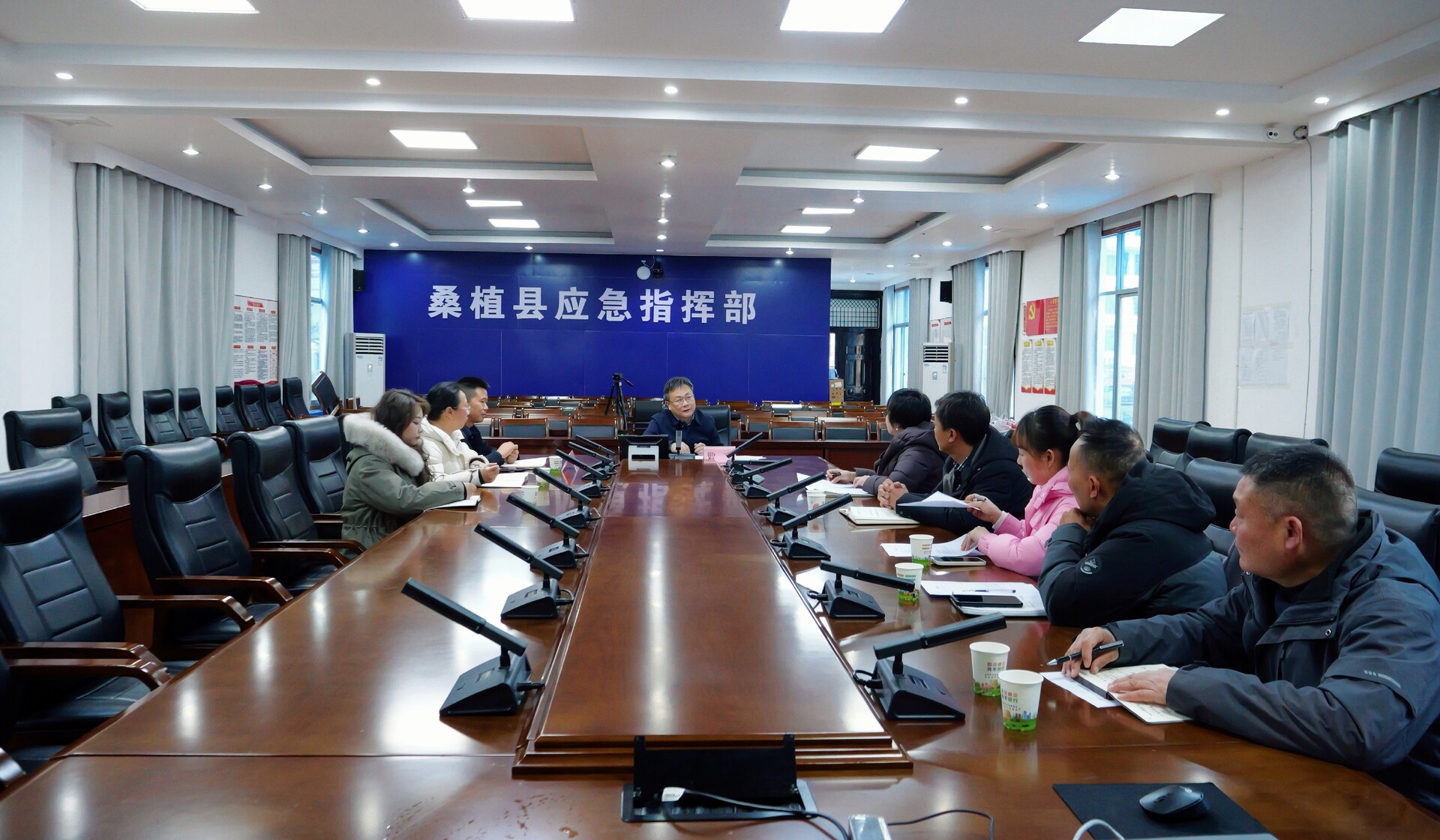 曹飞调度桑植县应对低温雨雪冰冻天气工作