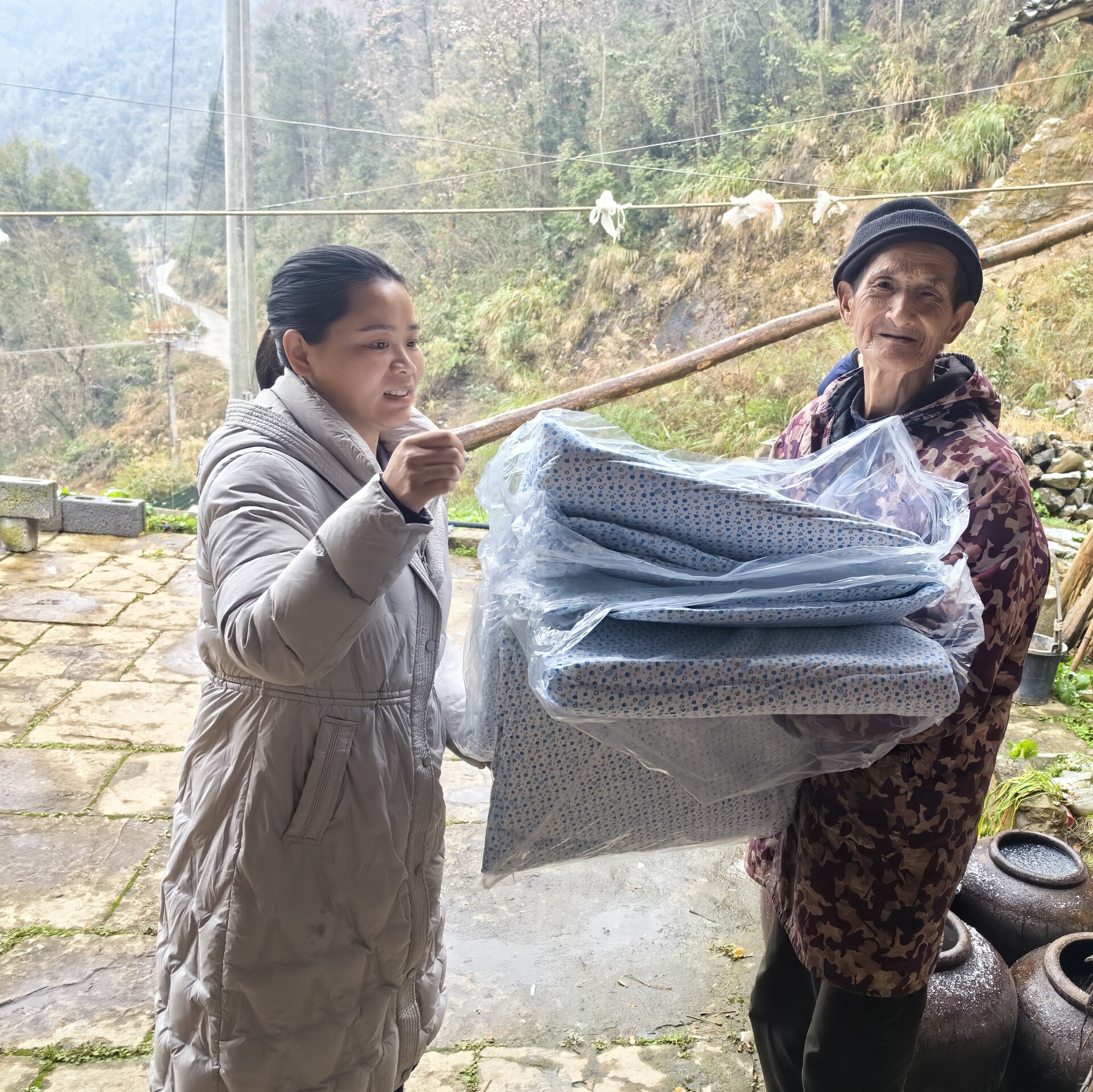 桥自弯镇：积极应对低温雨雪冰冻天气 全力保障群众安全温暖过冬