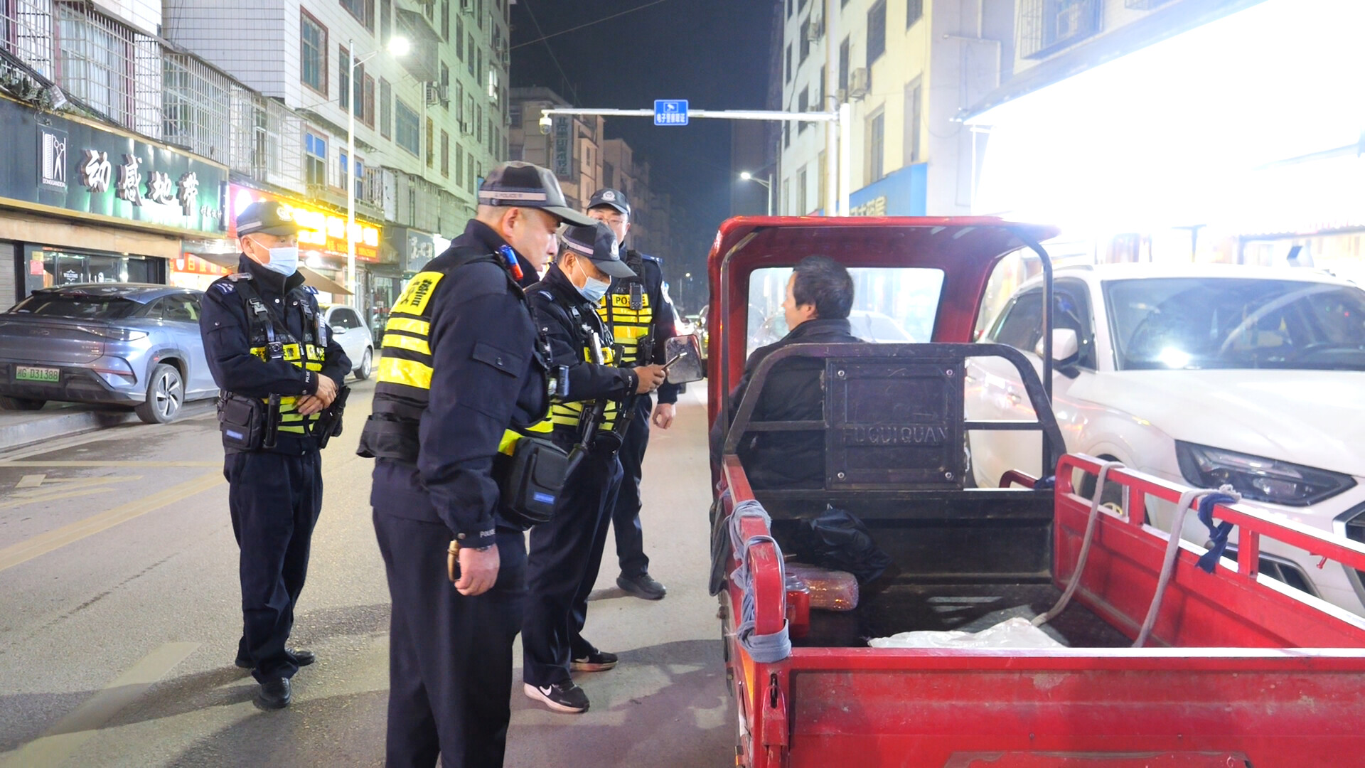 桑植交警开展夜间整治行动 两日查处交通违法130起