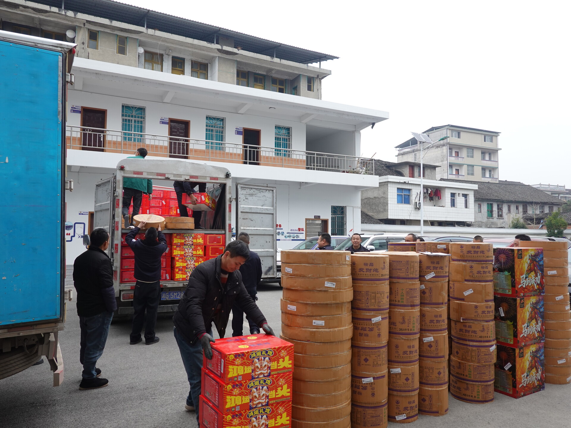 瑞塔铺派出所严查非法运输 查扣烟花爆竹305箱